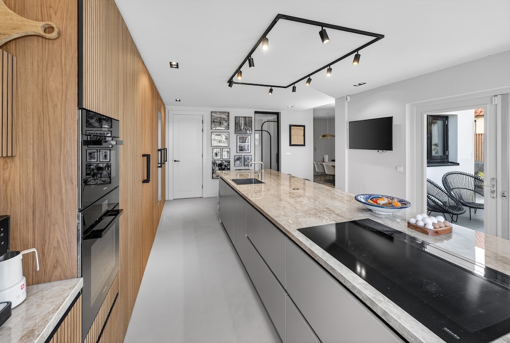 FotoBinnenkijken in een luxe keuken met unieke details